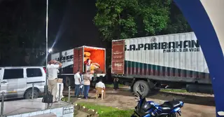 কুরিয়ার সার্ভিসের কাভার্ড ভ্যান থেকে বিপুল পরিমাণ ভারতীয় অবৈধ পণ্য জব্দ